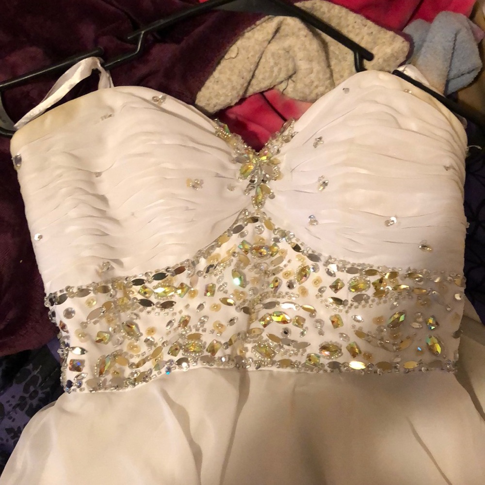 White prom mini - Picture 2 of 3
